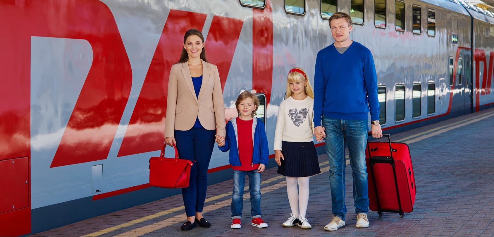Тариф счастливые каникулы ржд. Путешествие на поезде семьей. Счастливые дети в поезде. Счастливая семья в поезде. Поездка на поезде с детьми.